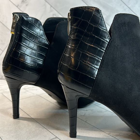 NWT Rouge Black Suede Black Booties With Zippers Faux Alligator On Heel SIZE 10M - Picture 4 of 7
